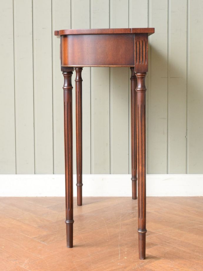 コンソールテーブルの側面