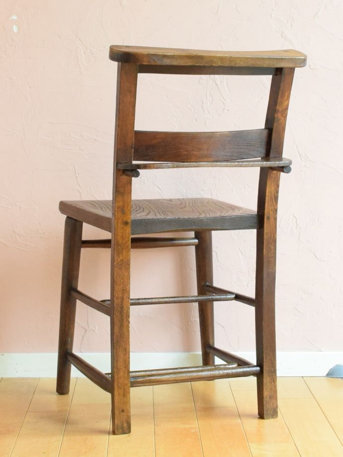 チャペルチェアの後ろ姿