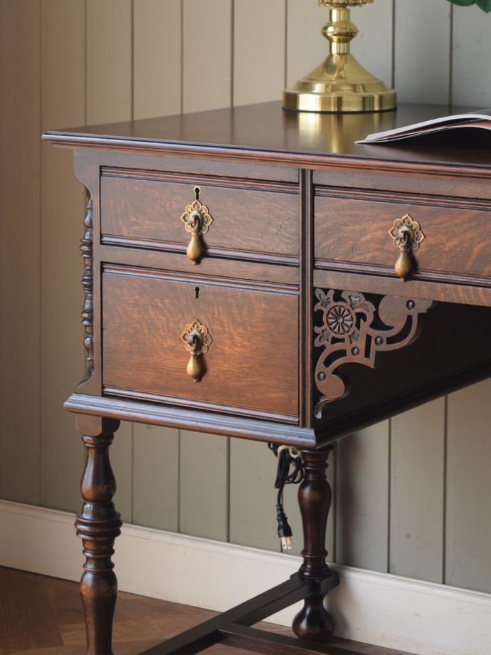 アンティーク家具らしさが漂うデスク