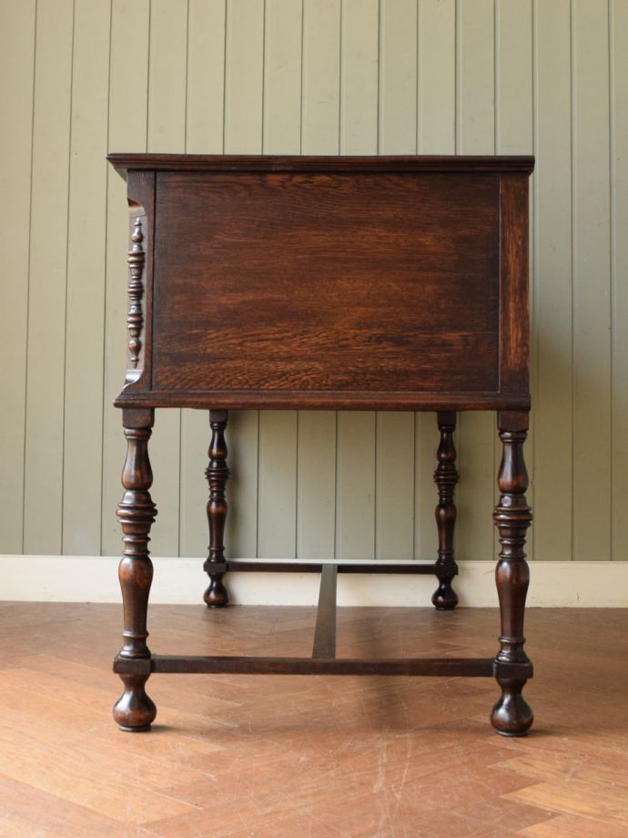 書斎デスクの側面