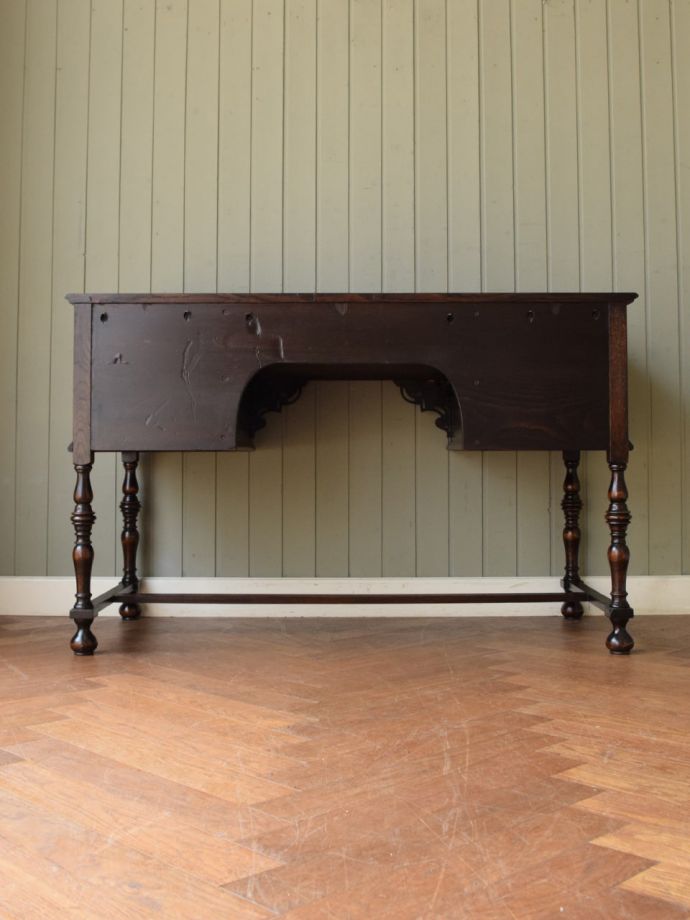 アンティークデスクの後ろ姿