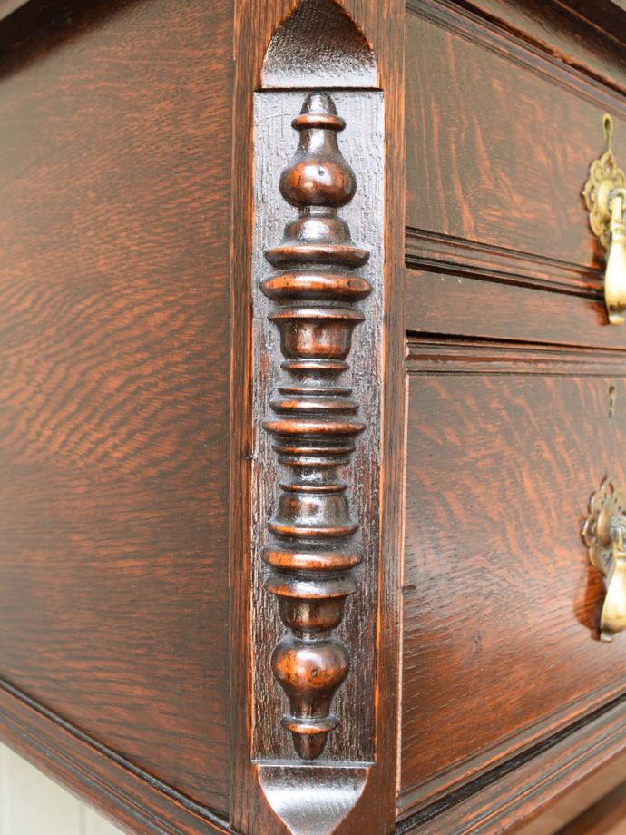 英国アンティーク家具らしい装飾