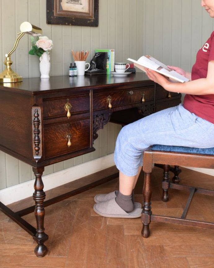 アンティークの書斎机で楽しむ贅沢な時間