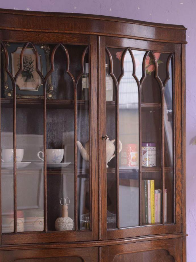 アンティーク家具らしさが漂うキャビネット