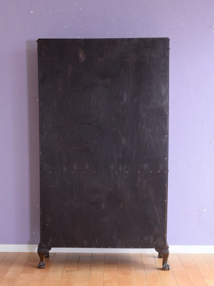 ガラスキャビネットの後ろ姿