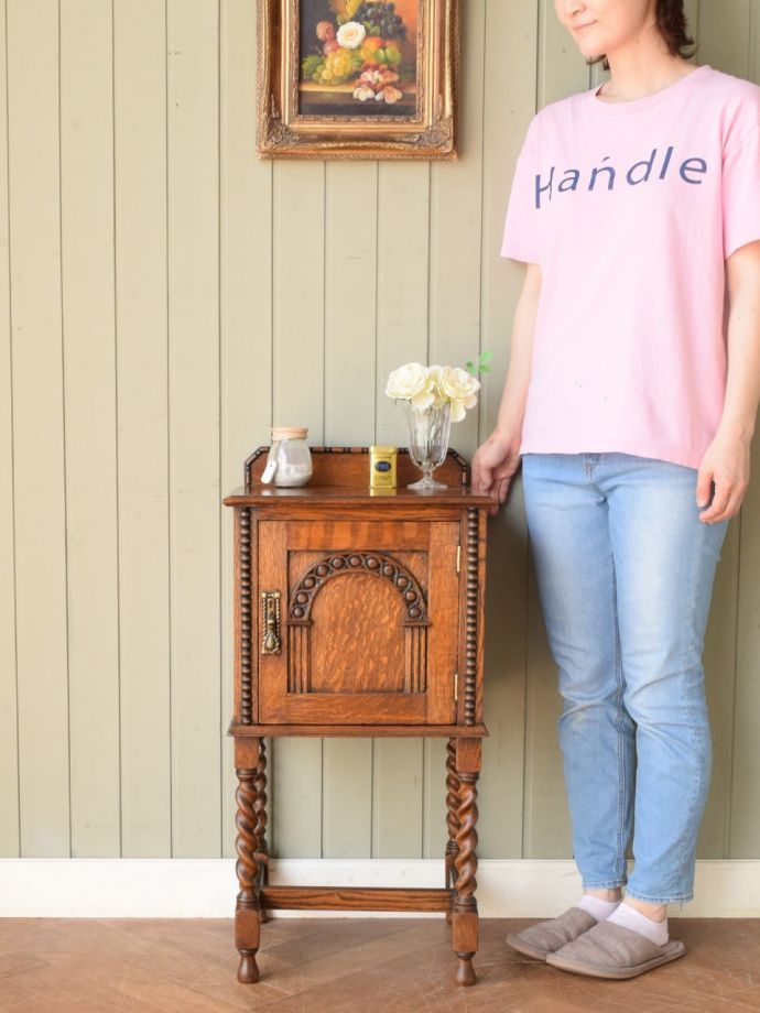 アンティークのサイドキャビネット