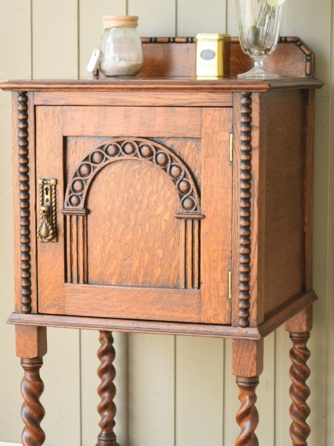 アンティーク家具らしい美しい杢目