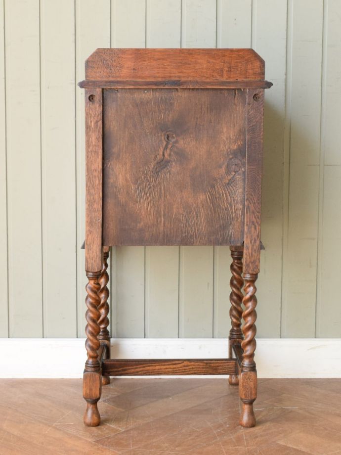 サイドキャビネットの後ろ姿