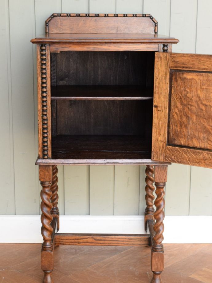 サイドキャビネットの扉の中