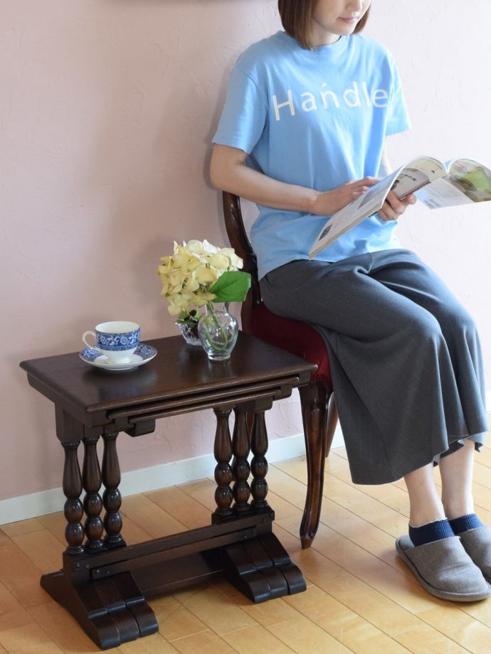 英国スタイルのアンティークテーブル