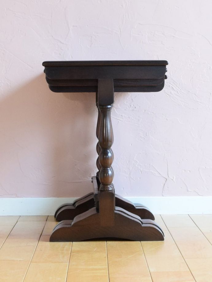 アンティークコーヒーテーブルの側面