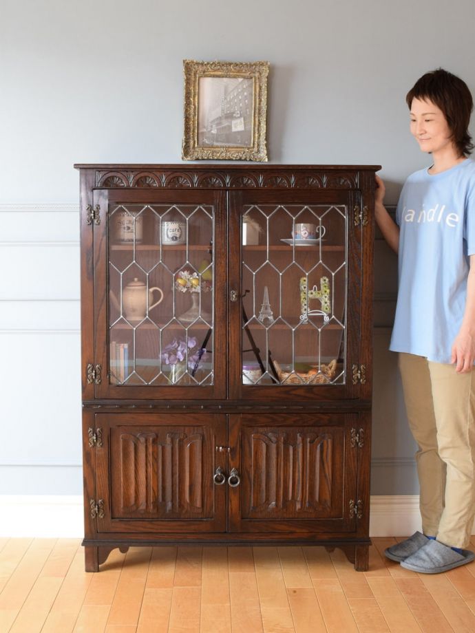 英国アンティークのキャビネット
