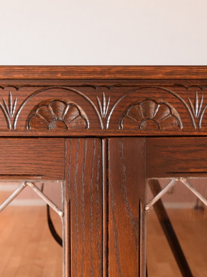 英国アンティーク家具らしい装飾