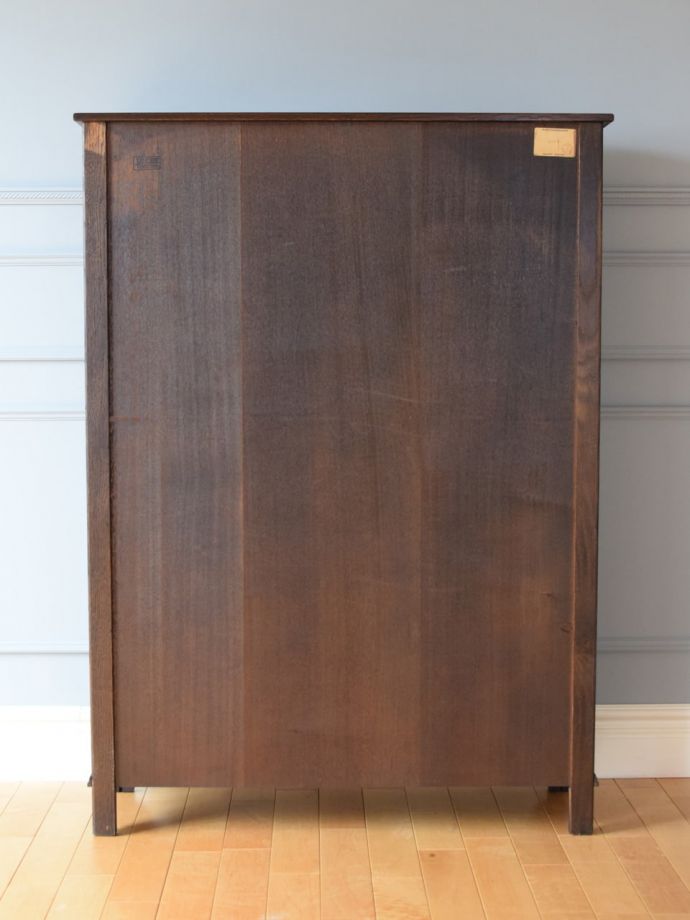 ガラスキャビネットの後ろ姿