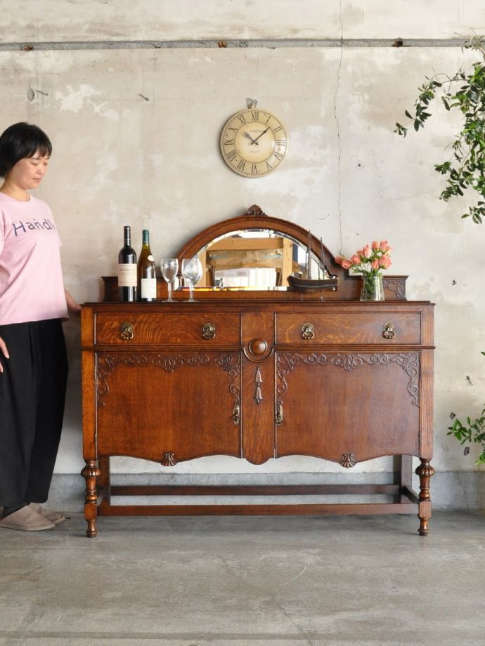 英国アンティークのサイドボード