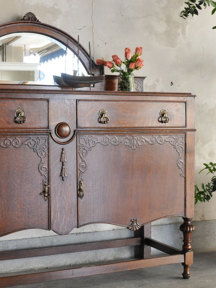 アンティーク家具らしさが漂うサイドボード