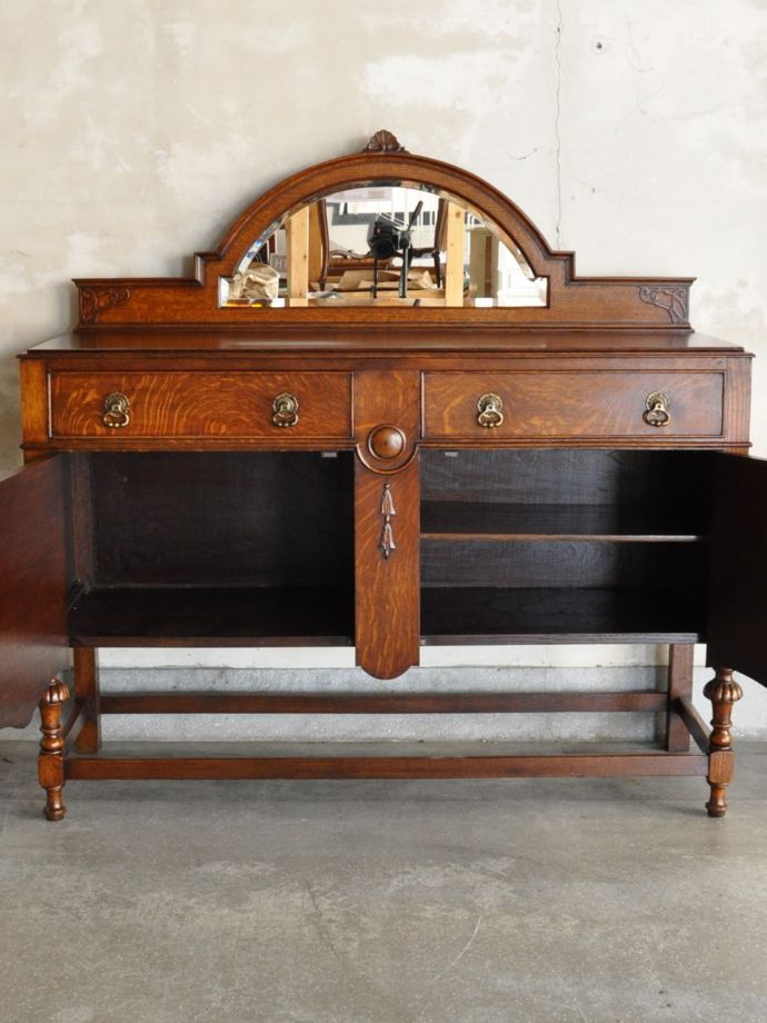 アンティークキャビネットの扉の中