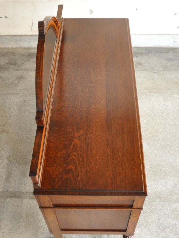 アンティークのサイドボードの天板