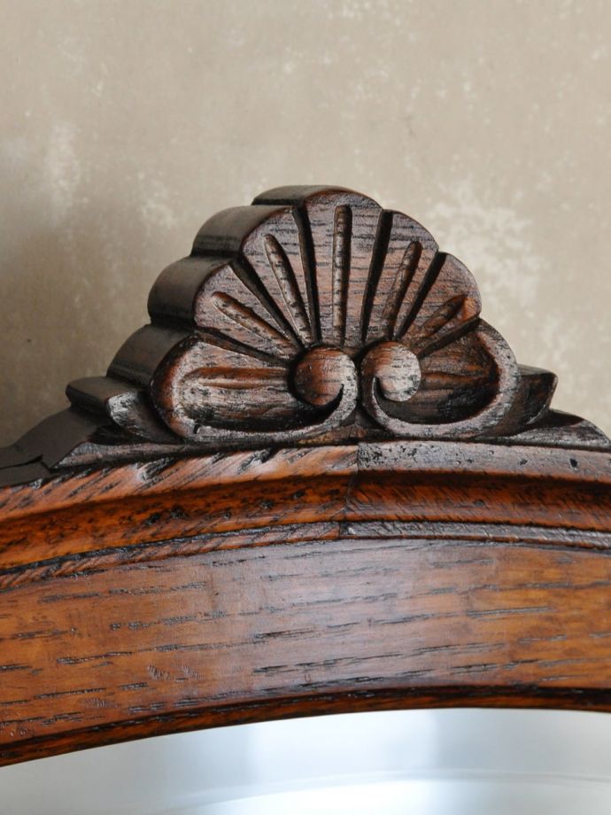 英国アンティーク家具らしい装飾