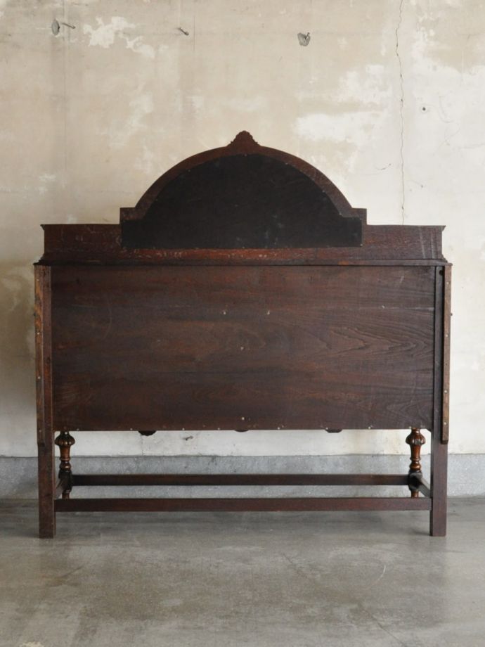 キャビネットの後ろ姿