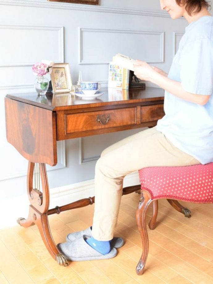 デスクにも使える便利なアンティーク家具