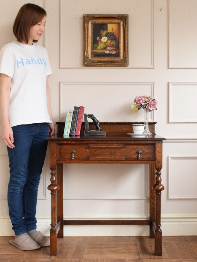 英国アンティークのコンソールテーブル