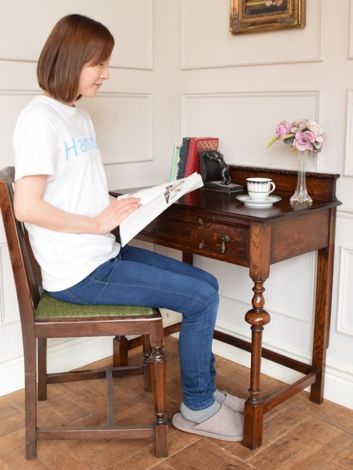 アンティークのテーブル