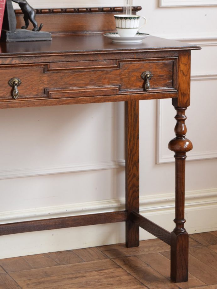 アンティーク家具らしさが漂うコンソールテーブル