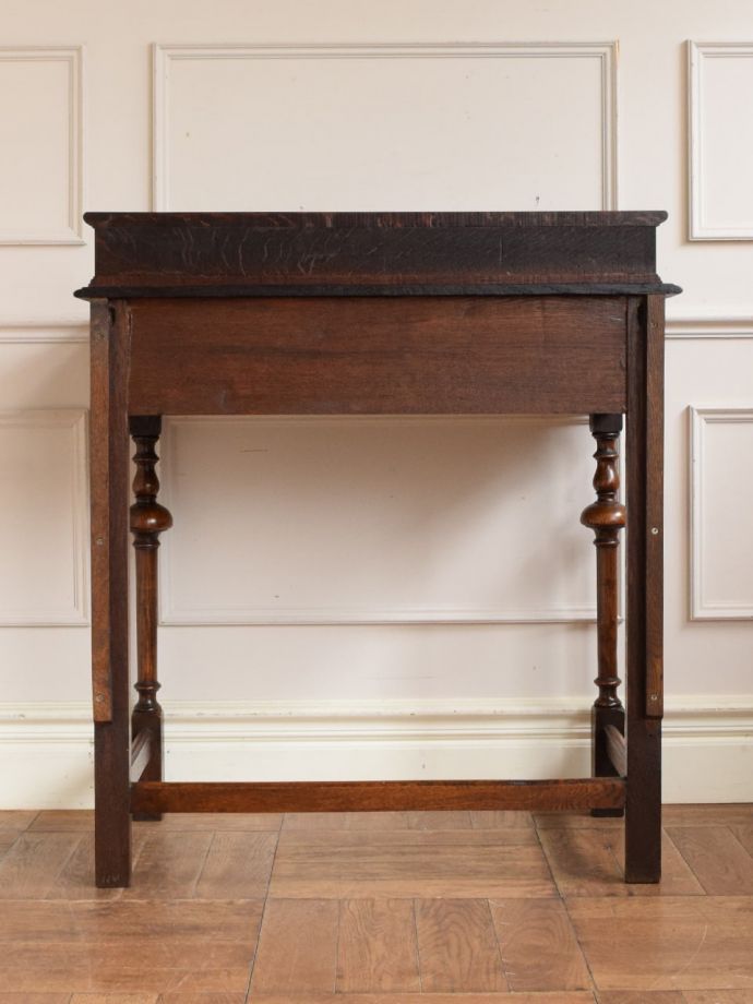 コンソールテーブルの後ろ姿