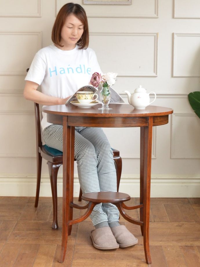 アンティークのオケージョナルテーブル