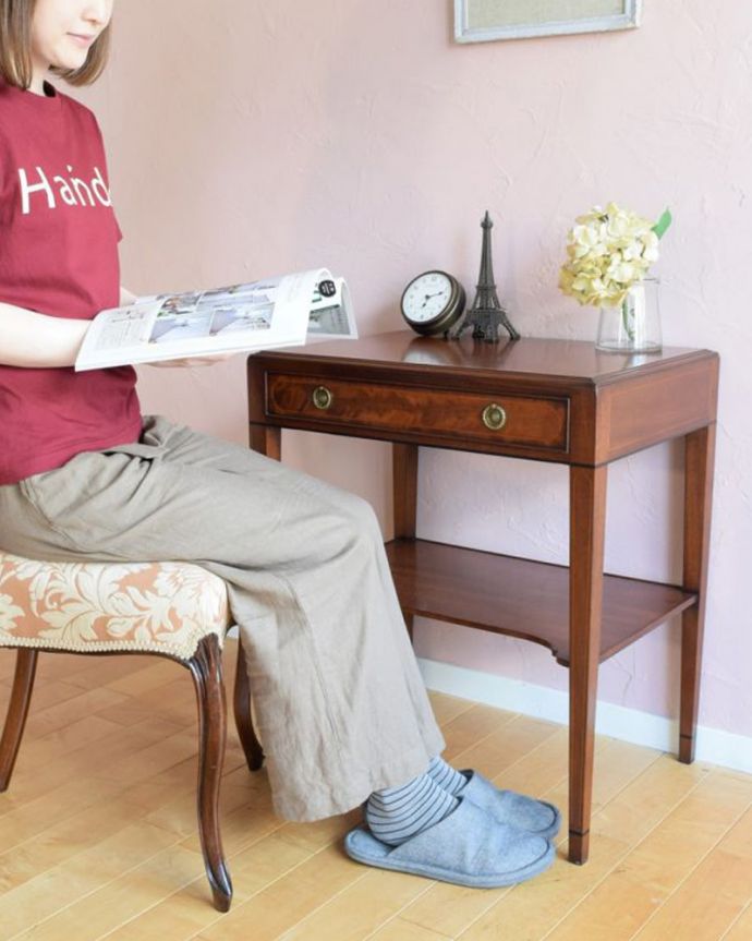 いろんな用途で使えるアンティークのテーブル