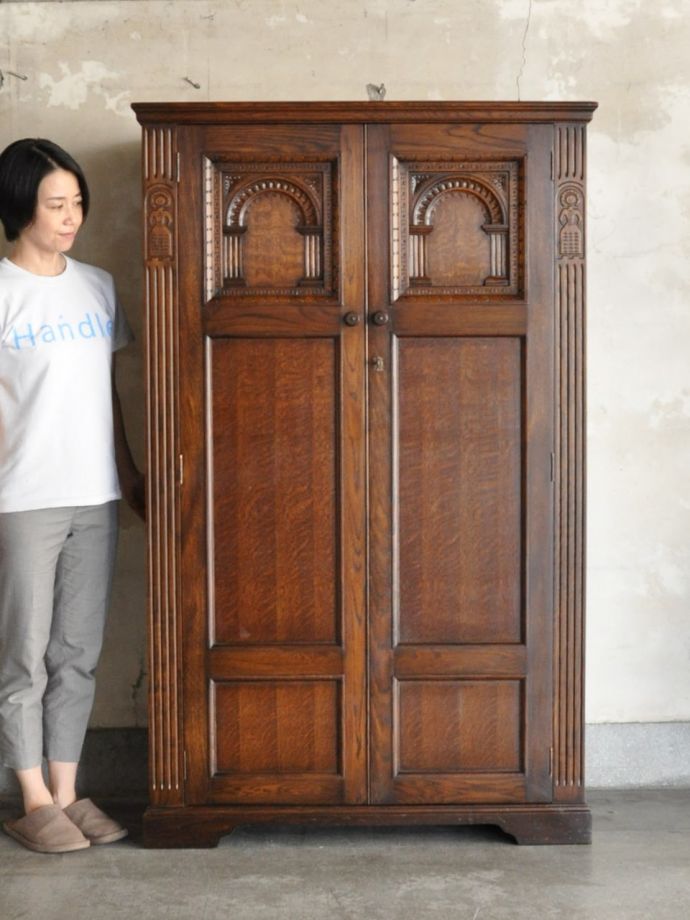 英国アンティークのワードローブ
