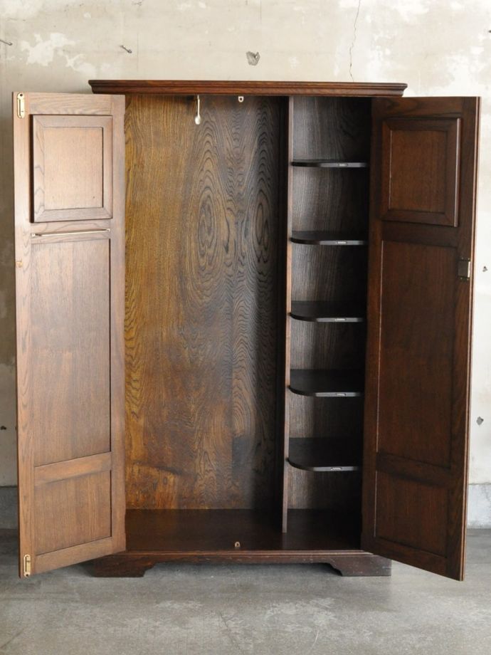 ワードローブの扉の中