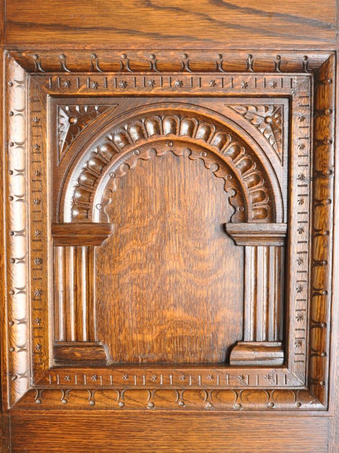 英国アンティーク家具らしい彫