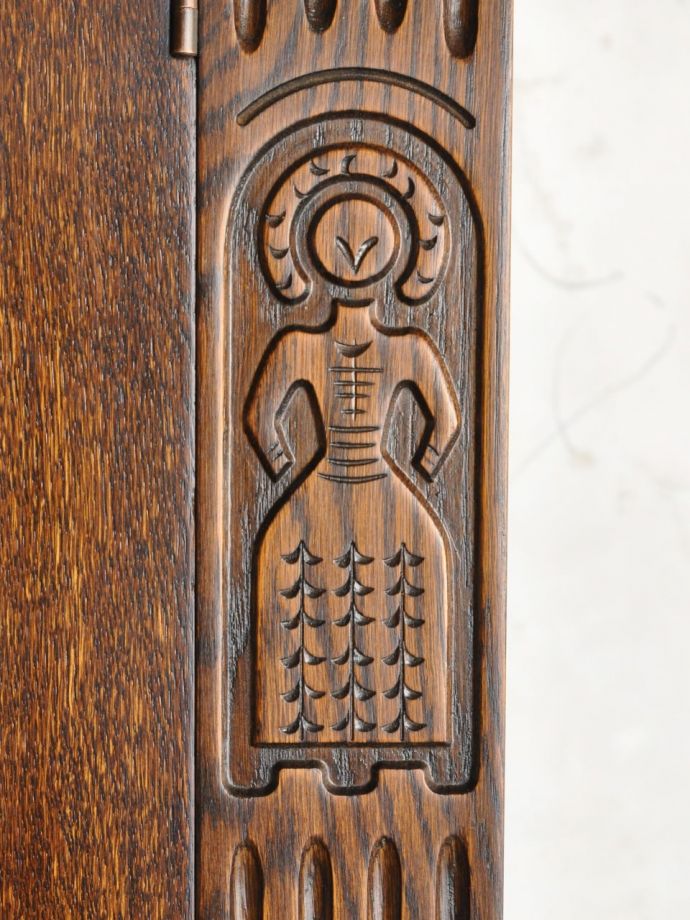 英国アンティーク家具らしい装飾