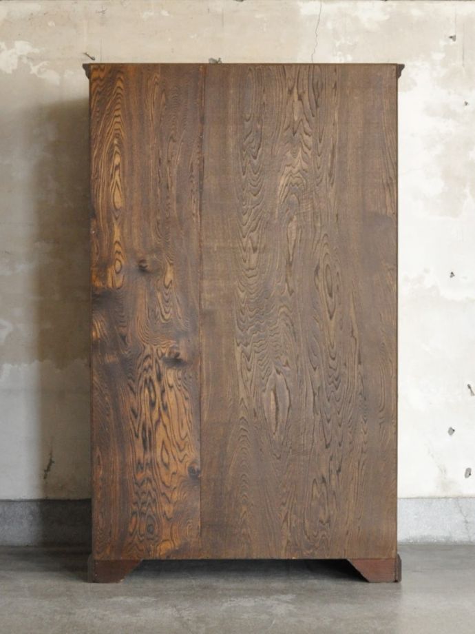 ワードローブの後ろ姿