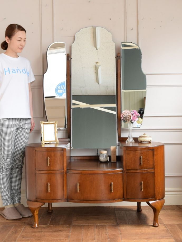 英国アンティークのドレッサー