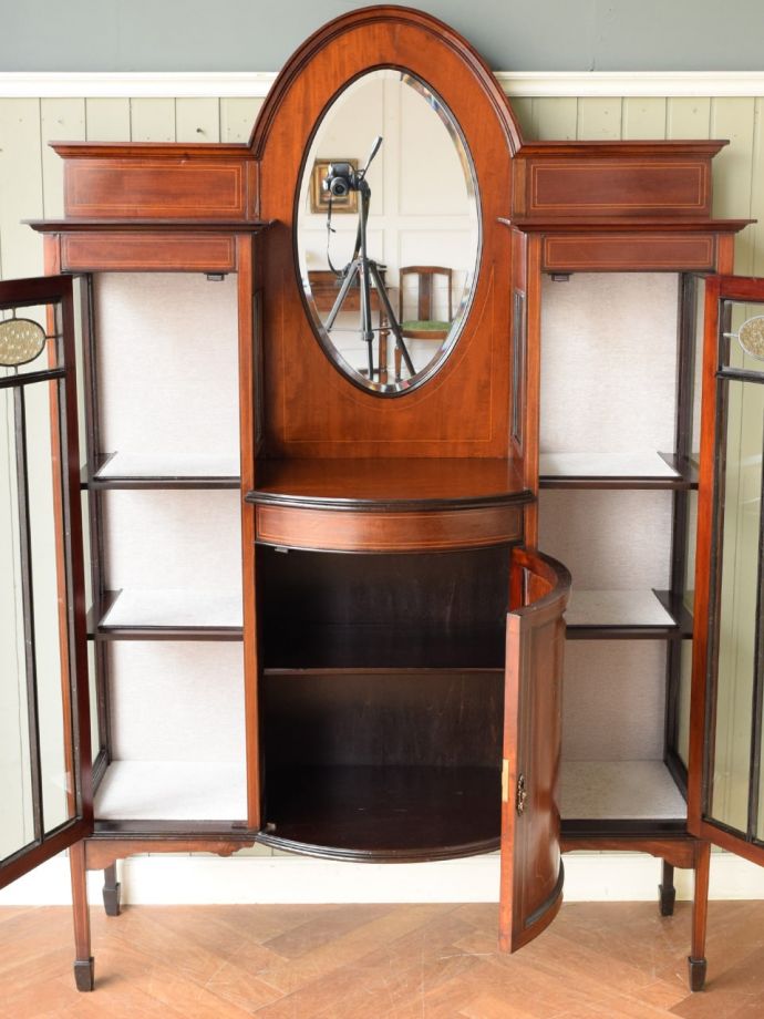 ガラスキャビネットの扉の中