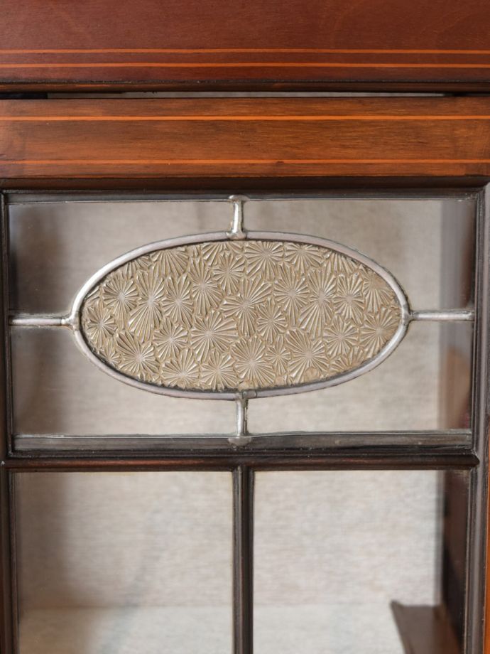 キャビネットの美しいガラス扉