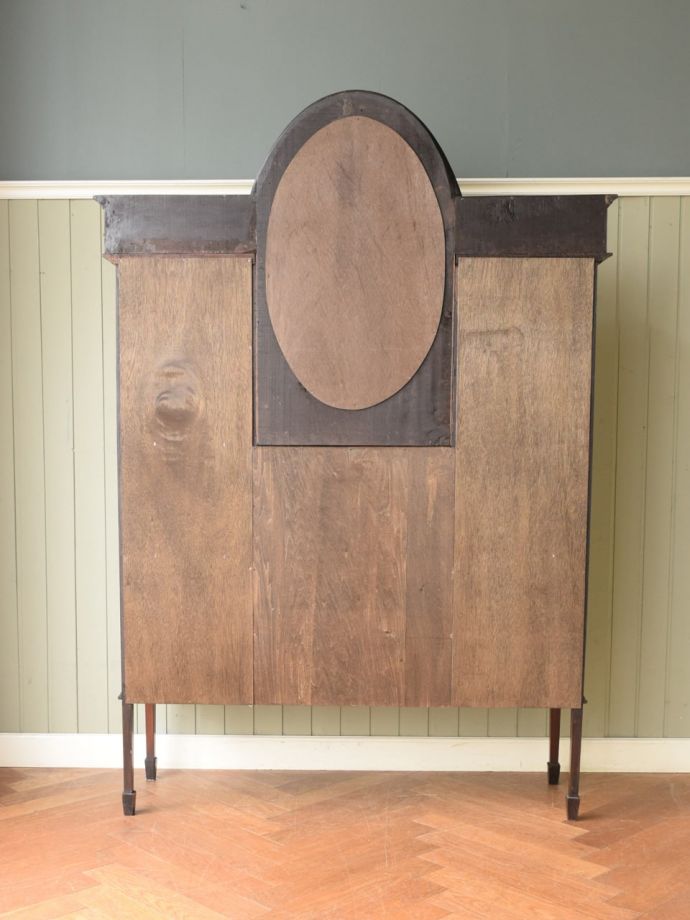 キャビネットの後ろ姿