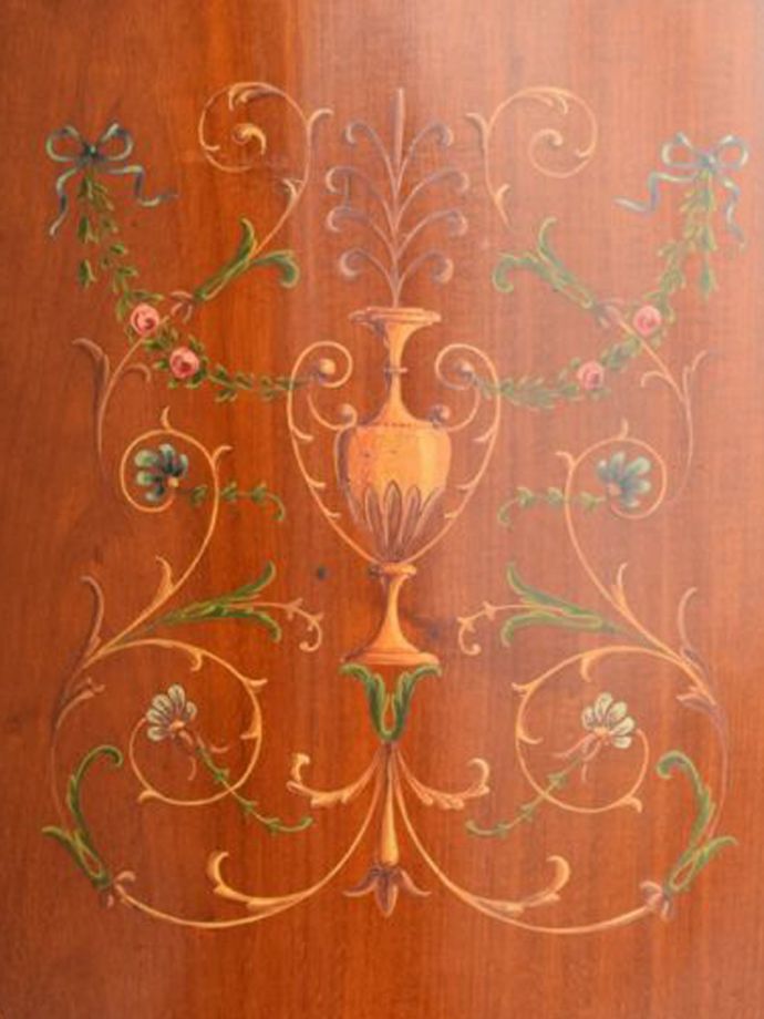 英国アンティーク家具らしい装飾