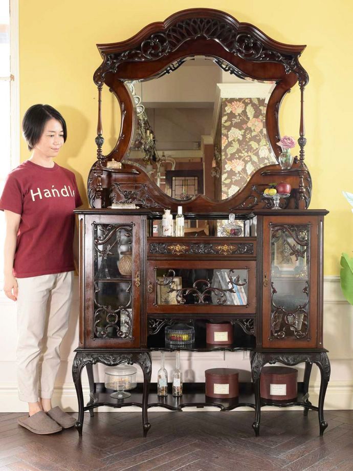 アンティークのパーラーキャビネット