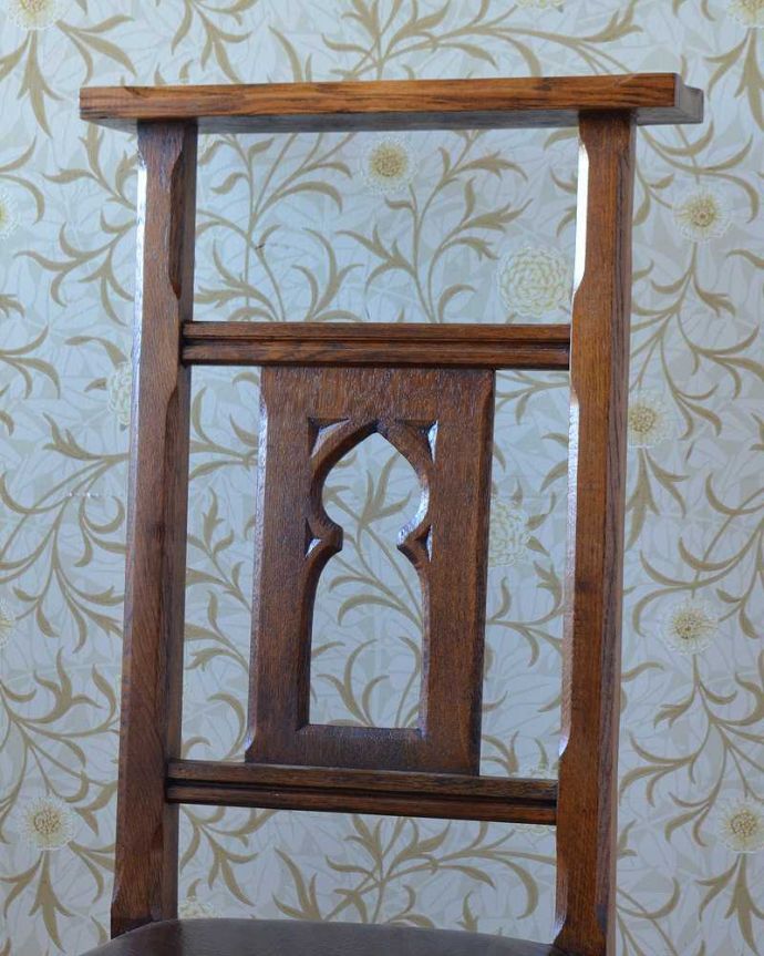 チャーチチェア　アンティーク チェア　貴重！教会で使われていたアンティークチェア、背もたれが高い革張りのチャーチチェア。教会ごとに違う背もたれいろんなデザインのチャーチチェア。(q-261-c)