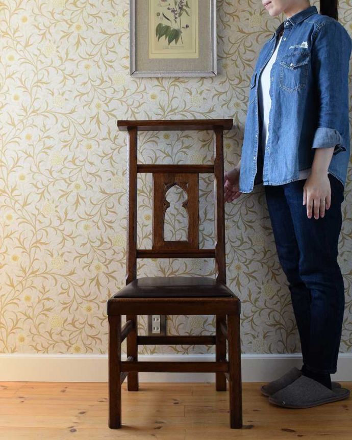 チャーチチェア　アンティーク チェア　貴重！教会で使われていたアンティークチェア、背もたれが高い革張りのチャーチチェア。教会で使われていた椅子名前の通り、日曜日に礼拝に教会に来た人たちが座っていたチャーチチェア。(q-261-c)