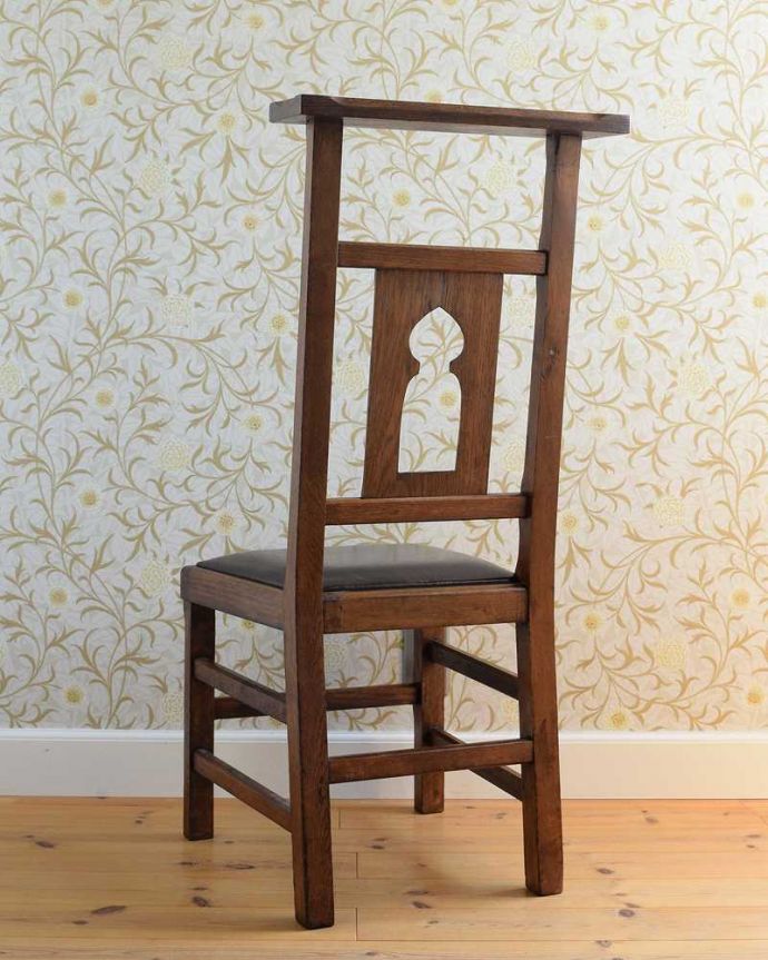 チャーチチェア　アンティーク チェア　貴重！教会で使われていたアンティークチェア、背もたれが高い革張りのチャーチチェア。後ろ姿にも自信アリ！教会でズラーっと並べられていた感じで後ろから眺めてみましょう。(q-261-c)