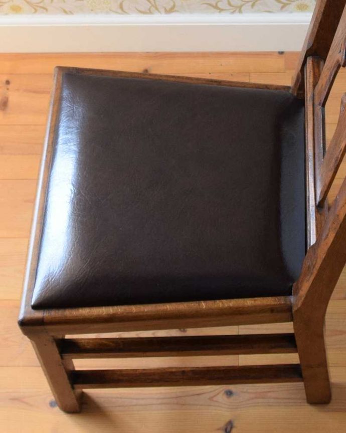 チャーチチェア　アンティーク チェア　貴重！教会で使われていたアンティークチェア、背もたれが高い革張りのチャーチチェア。新しく貼り替えました修復の際、座面の生地も新しいものに貼り替えてあります。(q-261-c)
