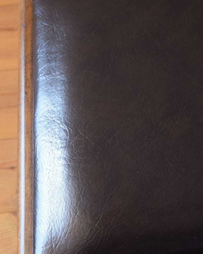 チャーチチェア　アンティーク チェア　貴重！教会で使われていたアンティークチェア、背もたれが高い革張りのチャーチチェア。いつでも貼り替え出来ますシンプルなデザインを活かせるよう考えて座面の生地を選びました。(q-261-c)