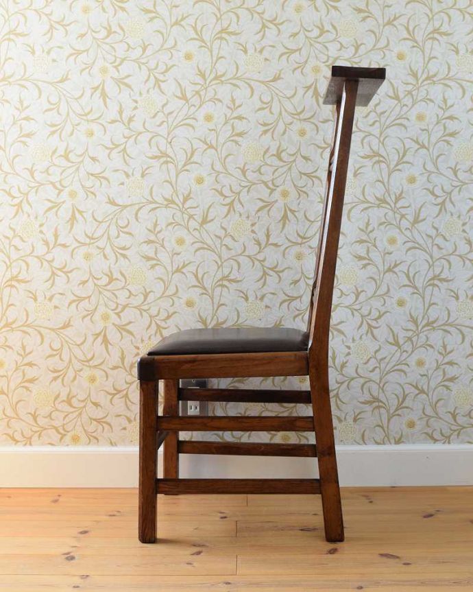 チャーチチェア　アンティーク チェア　貴重！教会で使われていたアンティークチェア、背もたれが高い革張りのチャーチチェア。横から見るとこんな感じ脚もとにある桟は、礼拝に来た人たちの荷物置き場。(q-261-c)