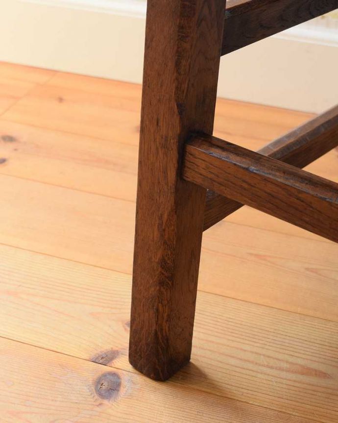 チャーチチェア　アンティーク チェア　貴重！教会で使われていたアンティークチェア、背もたれが高い革張りのチャーチチェア。移動もラクラクHandleのチャーチチェアの脚の裏には、フェルトキーパーをお付けしていますので、床を滑らせてお使い頂けます。(q-261-c)