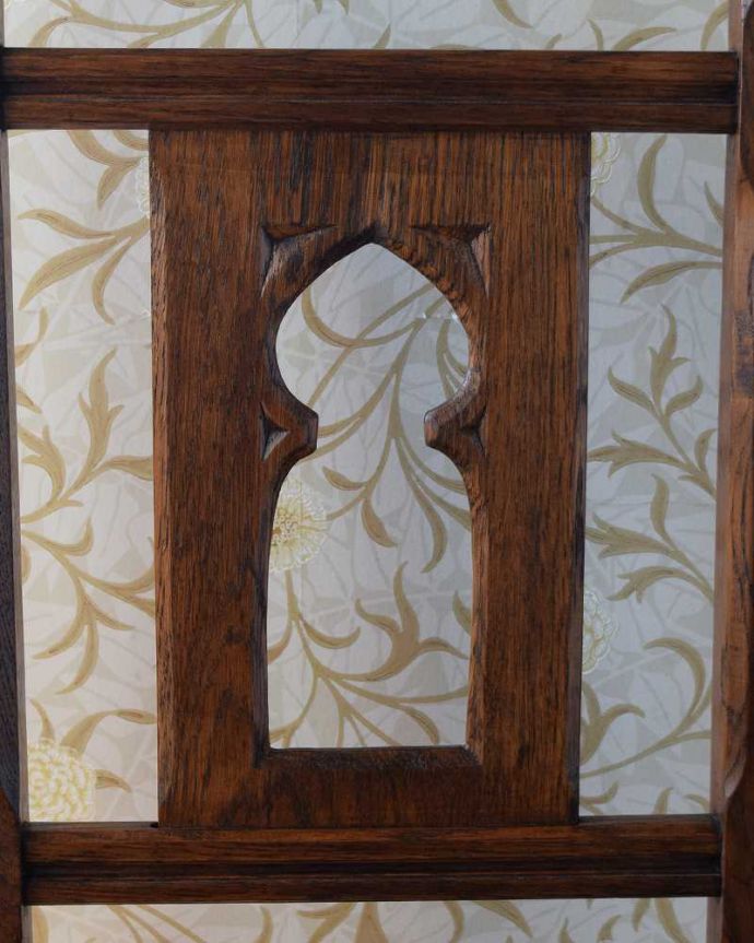 チャーチチェア　アンティーク チェア　貴重！教会で使われていたアンティークチェア、背もたれが高い革張りのチャーチチェア。手作業で造られた背もたれの装飾アンティークだから手に入れることが出来る一脚です。(q-261-c)